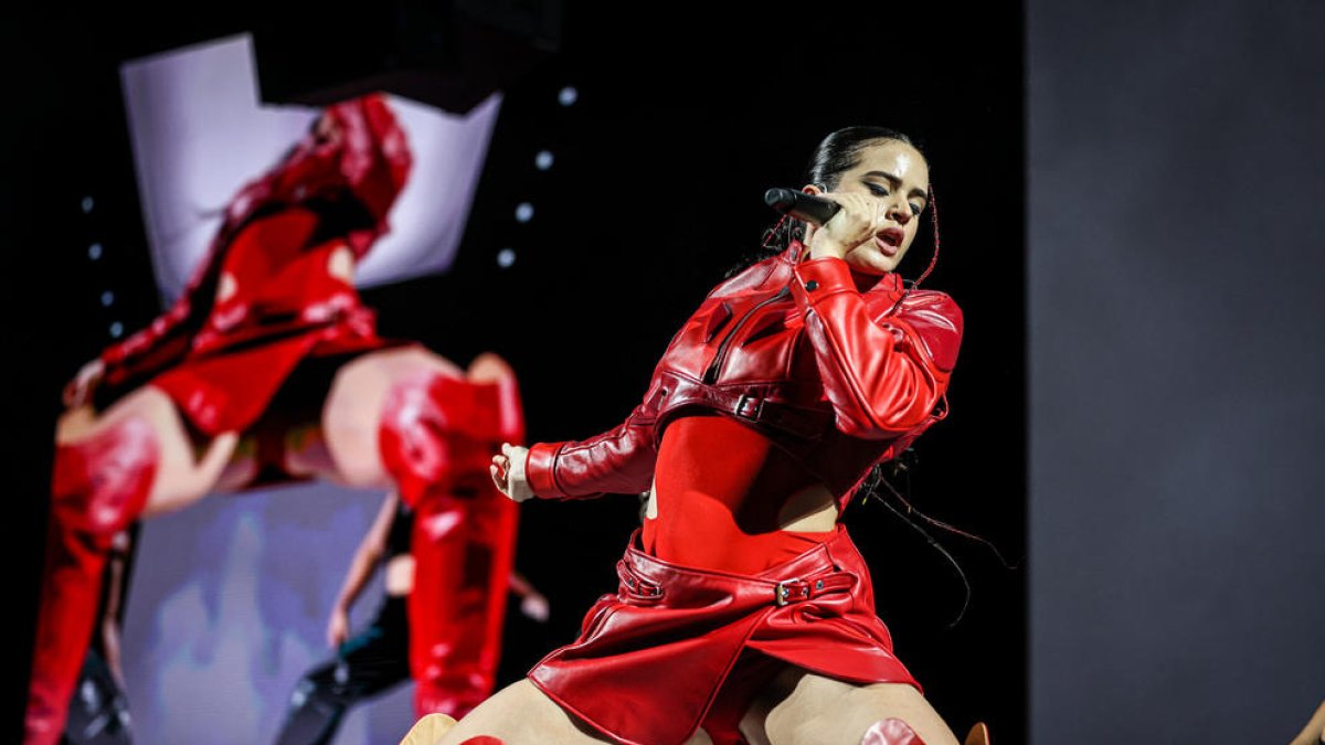 Rosalía en plena actuación en el Palau Sant Jordi de Barcelona, ​​el 23 de julio de 2022.