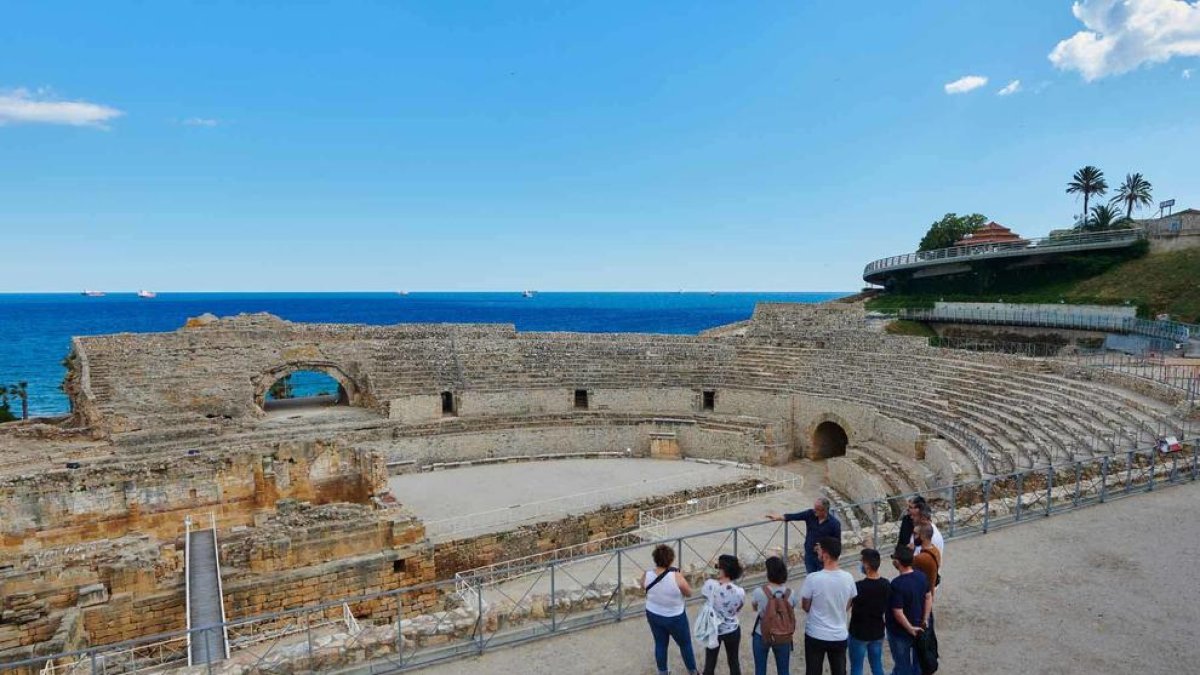 Imagen de un grupo de visita al Anfiteatro de Tarragona con el guía de la compañía Itinere Turisme & Cultura.