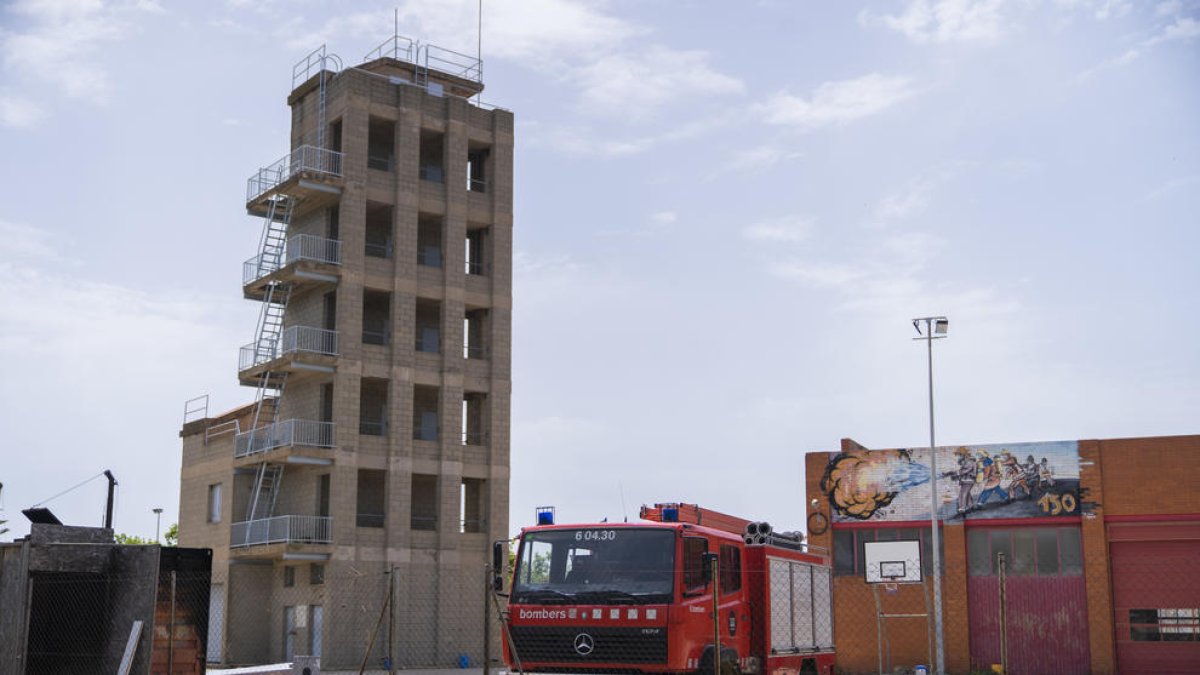 Imatge de l'estat actual del  Parc de Bombers de Reus i la torre de pràctiques.