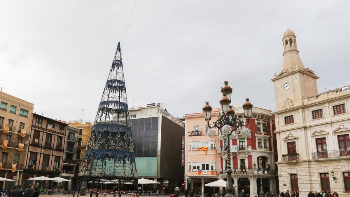 Una imatge d'arxiu de l'arbre de Nadal al Mercadal l'any passat.