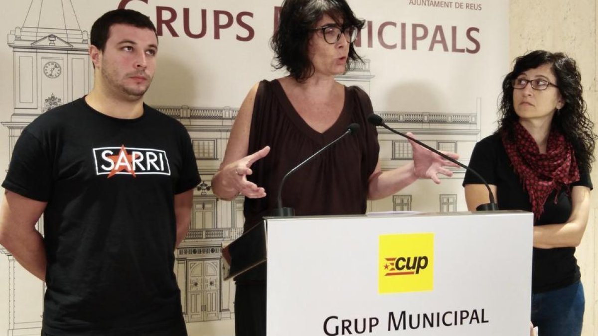 Imatge d'arxiu de Marta Llorens, regidora del grup municipal de la CUP, en una roda de premsa.