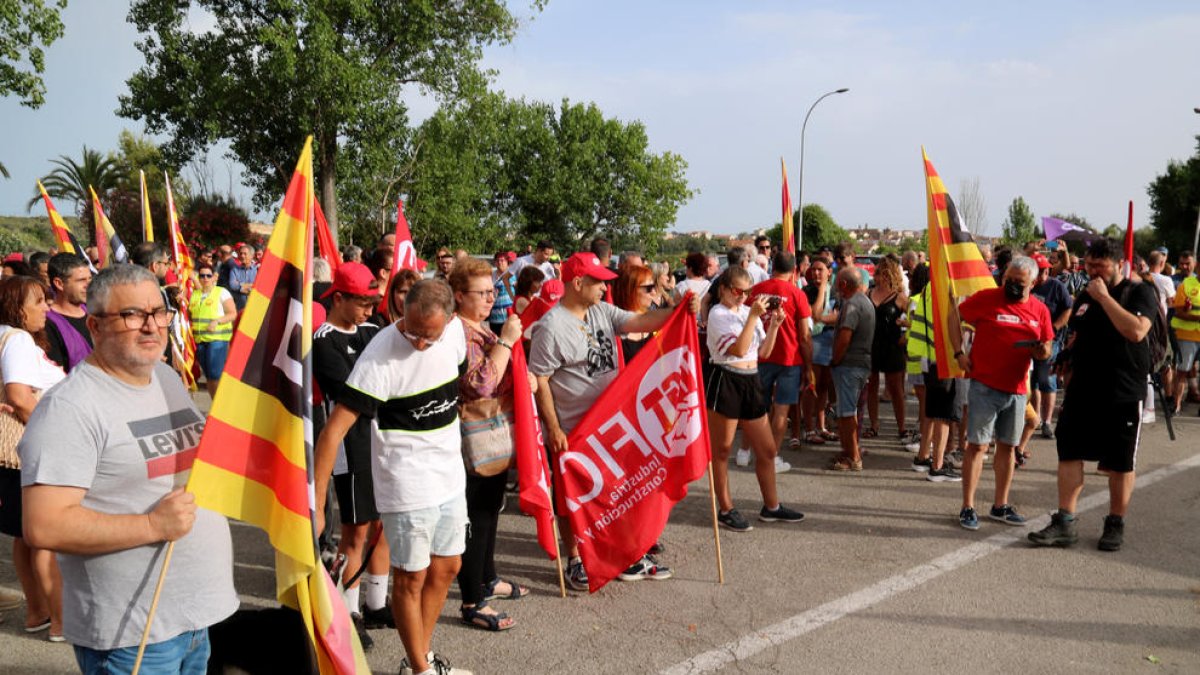 Concentración de los manifestantes contra el ERE de Sant Gobain en la planta de l'Arboç.