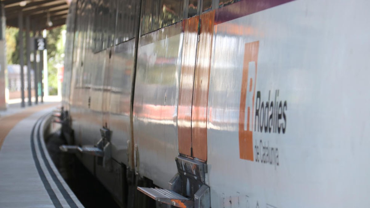 Imatge del lateral d'un tren de Rodalies.