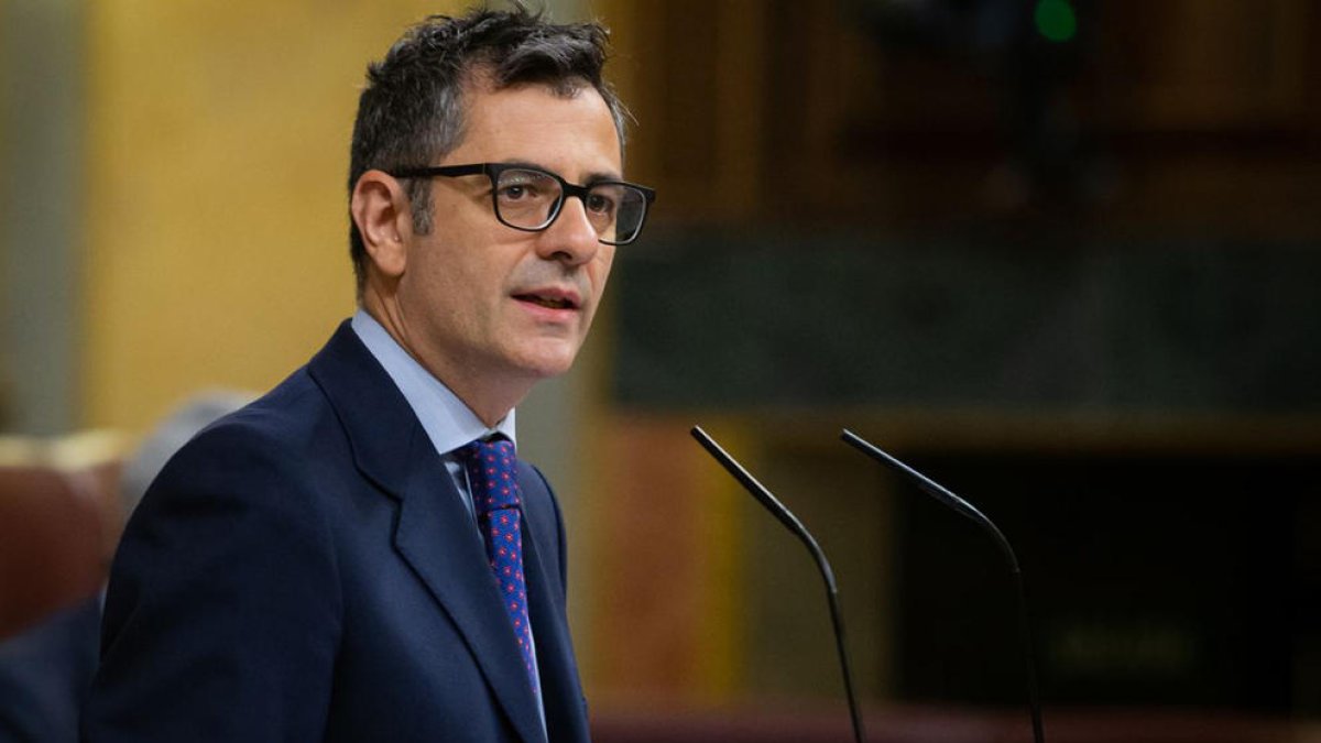 El ministro de Presidencia, Félix Bolaños, en la tribuna del hemiciclo del Congreso.