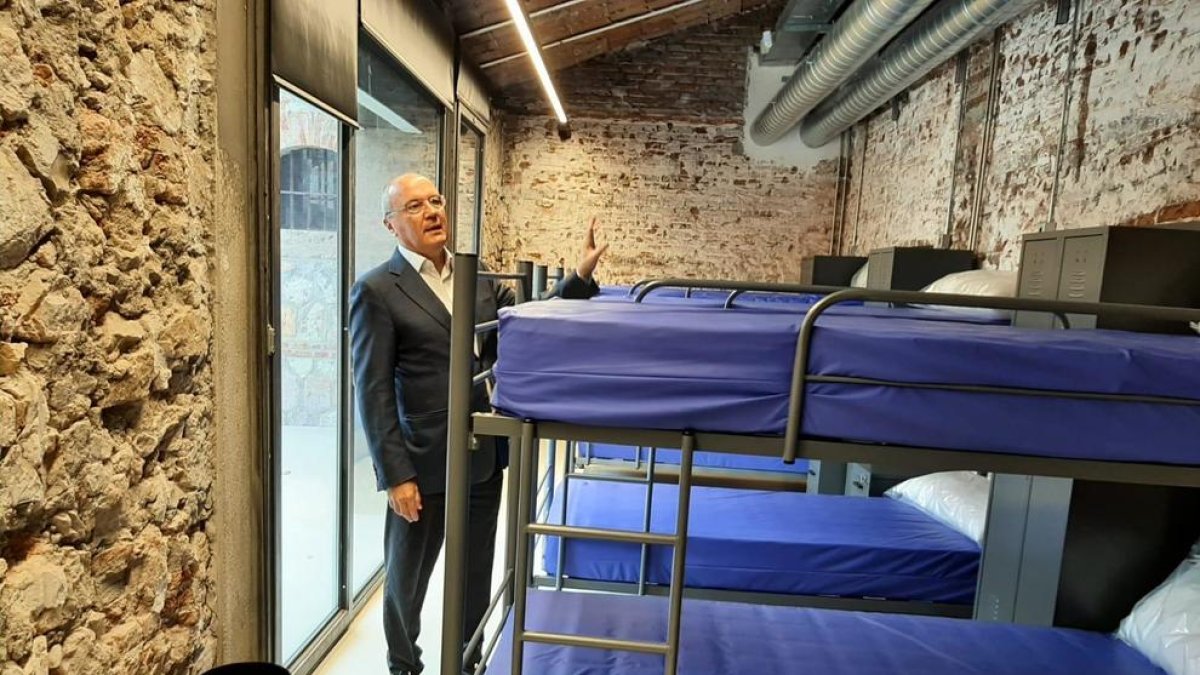 El alcalde, Carles Pellicer, visitando la zona de dormitorios del espacio residencial.