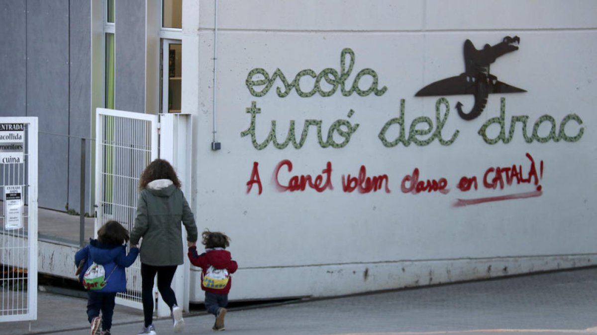 Una pintada reclama l'ensenyament en català a la façana del centre.