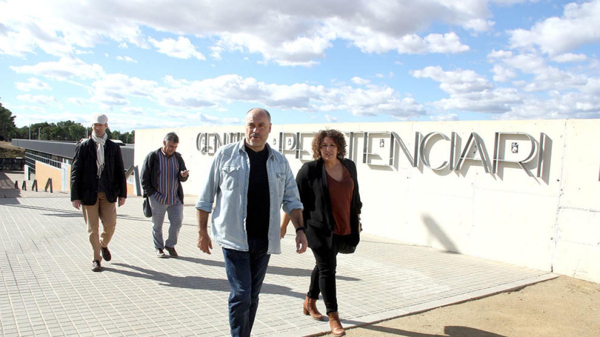 Los candidatos de ERC al Congreso por Tarragona, Jordi Salvador i Norma Pujol, saliendo de la prisión de Mas d'Enric.