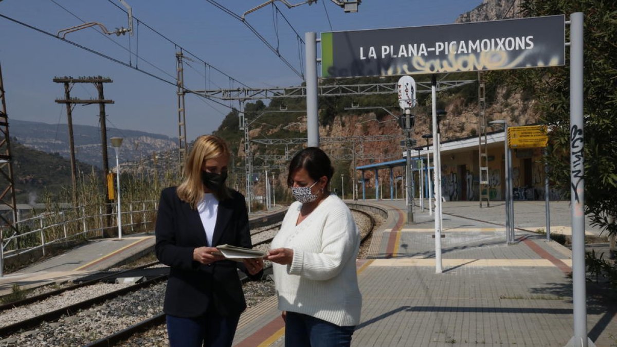 L'alcaldessa de Valls, Dolors Farré, i la regidora d'Urbanisme, Sònia Roca, a l'estació de tren de Picamoixons.
