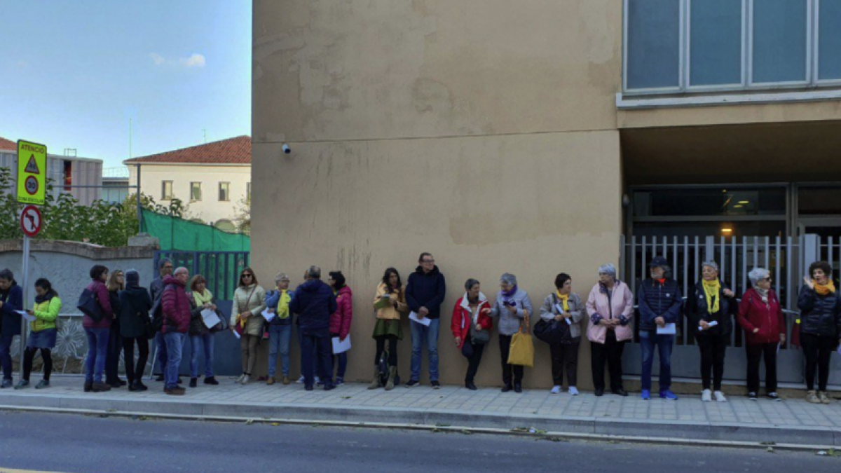 Imatge de la cua davant el jutjat de Valls