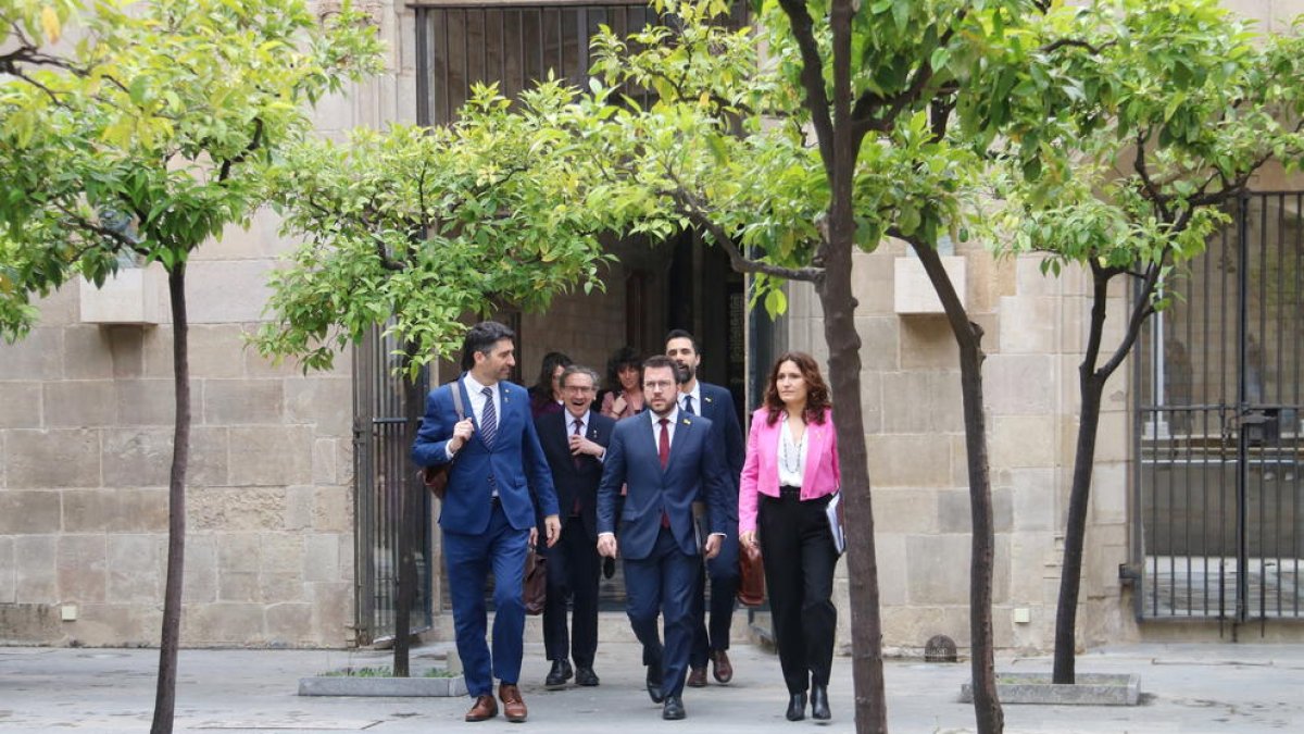 El presidente del Gobierno, Pere Aragonès, con los consellers entrando a la reunión del consejo ejecutivo.