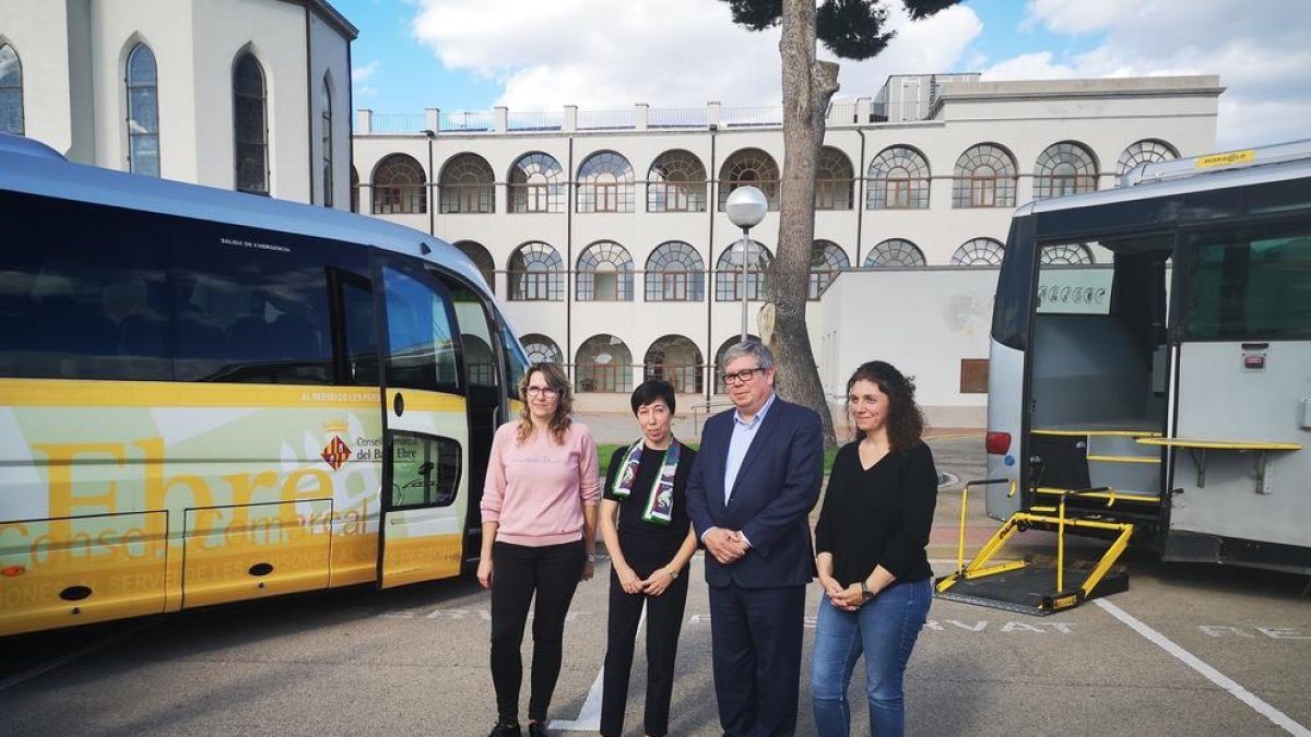 El president del Consell Comarcal del Baix Ebre, Xavier Faura, i la directora de la Unitat de Negoci de Repsol Espanya, Elena Izaguirre