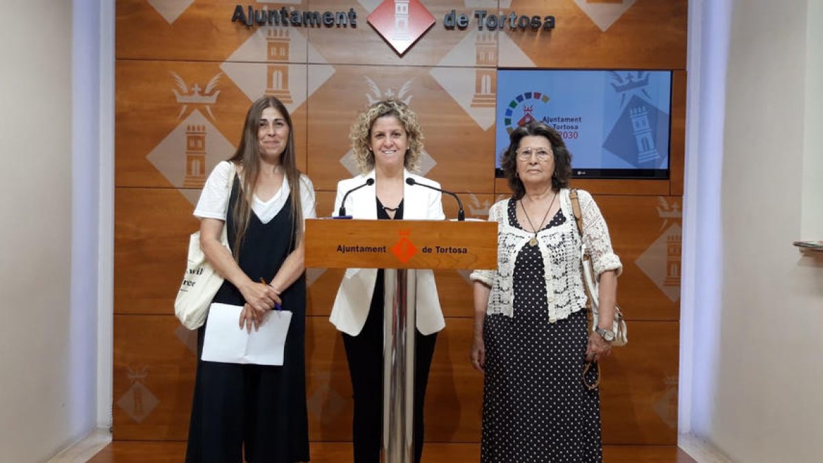 Imatge de la presentació dels nous contractes per a la gestió del refugi municipal d'animals.