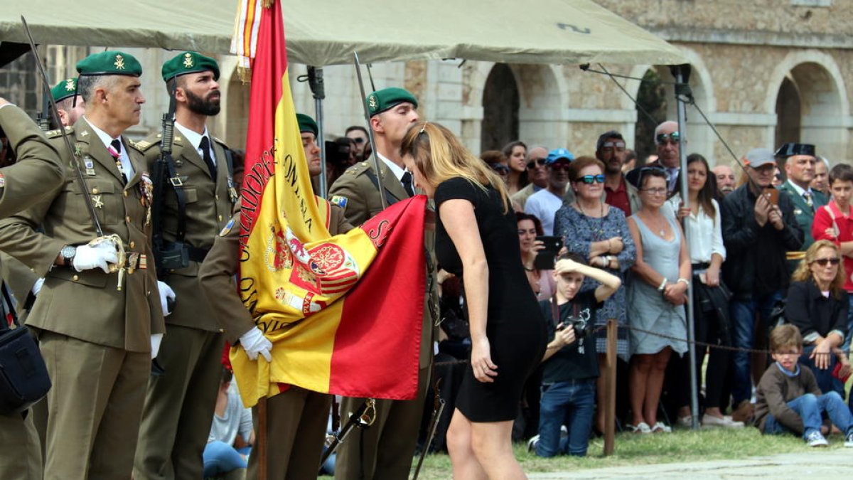 Una dona a la jura de bandera que es va celebrar al castell de Figueres l'any 2017.