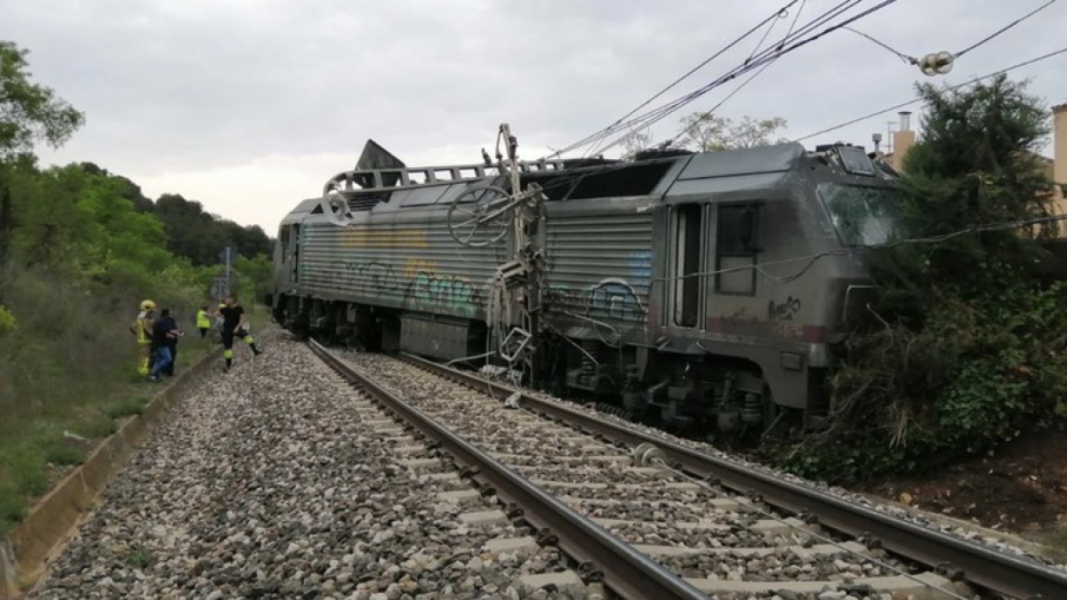 Imatge del tren de mercaderies descarrilat a Vilaverd.
