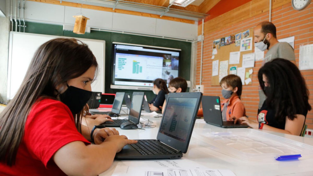 Pla mitjà dels alumnes de quart a sisè de l'escola de l'Estany en una classe de STEAM.