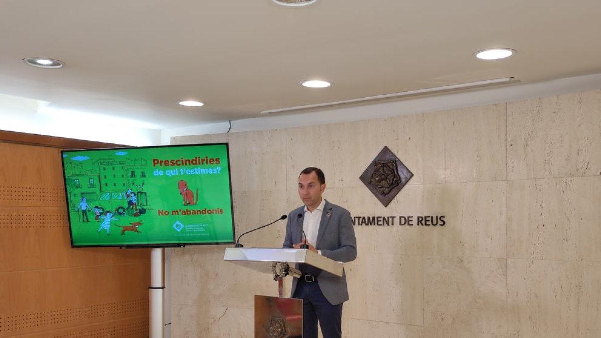 El regidor Daniel Rubio, durant la presentació de la campanya contra l'abandonament domèstic.