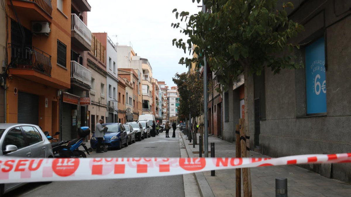 La calle de Santa Coloma de Gramenet donde se ha producido el incendio cortado al tráfico por los Bombers.