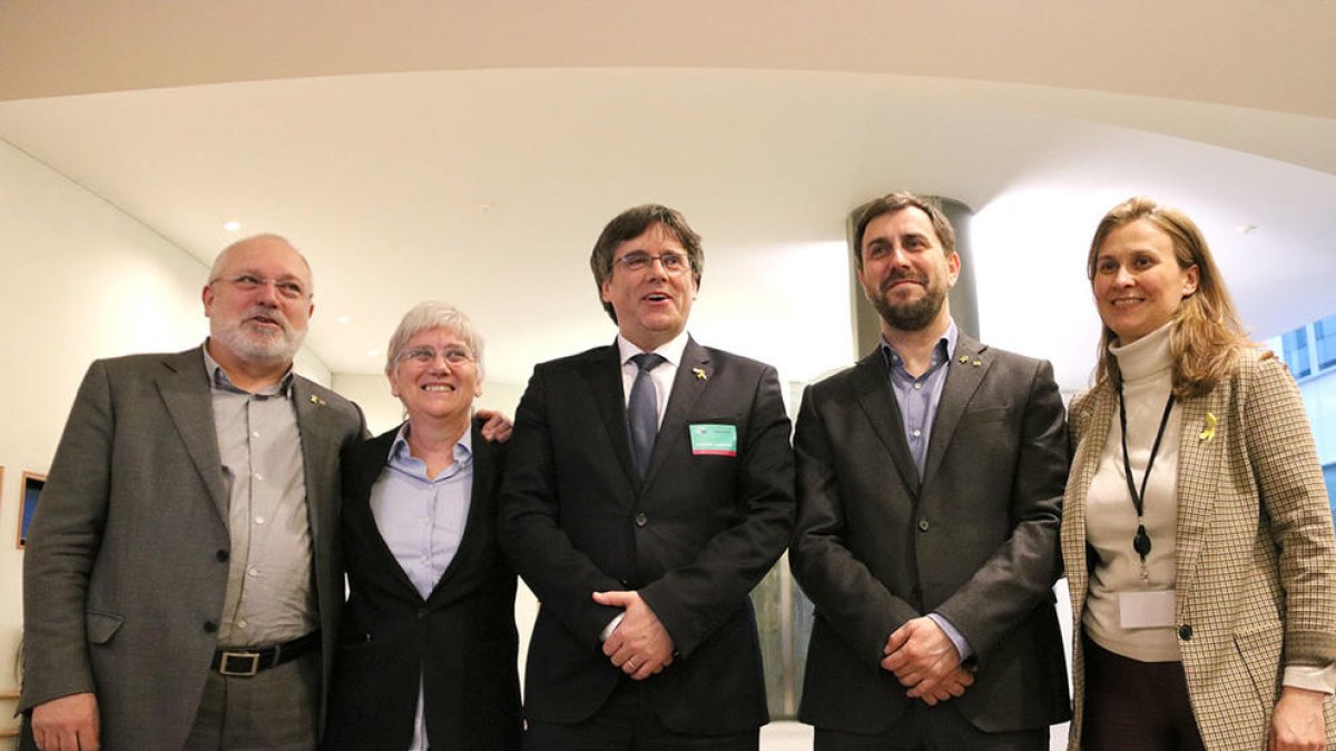 L'expresident Carles Puigdemont amb els exconsellers Lluís Puig, Clara Ponsatí, Toni Comín i Meritxell Serret