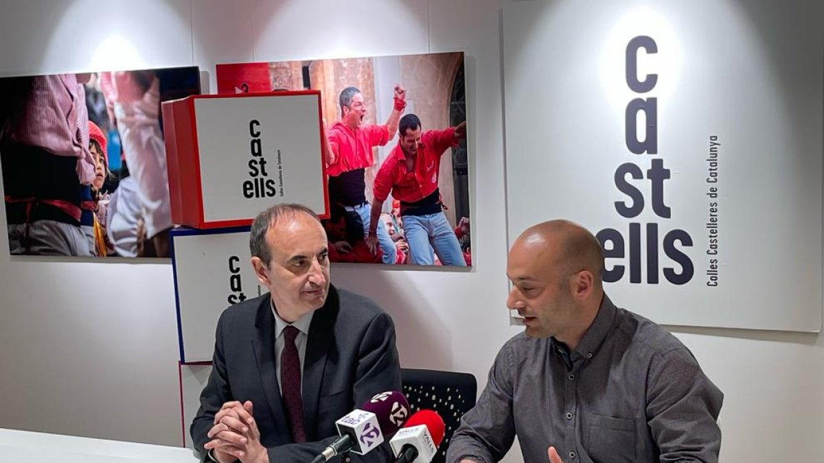 Javier Sancho y Joan Ibarra, en el acto de firma.