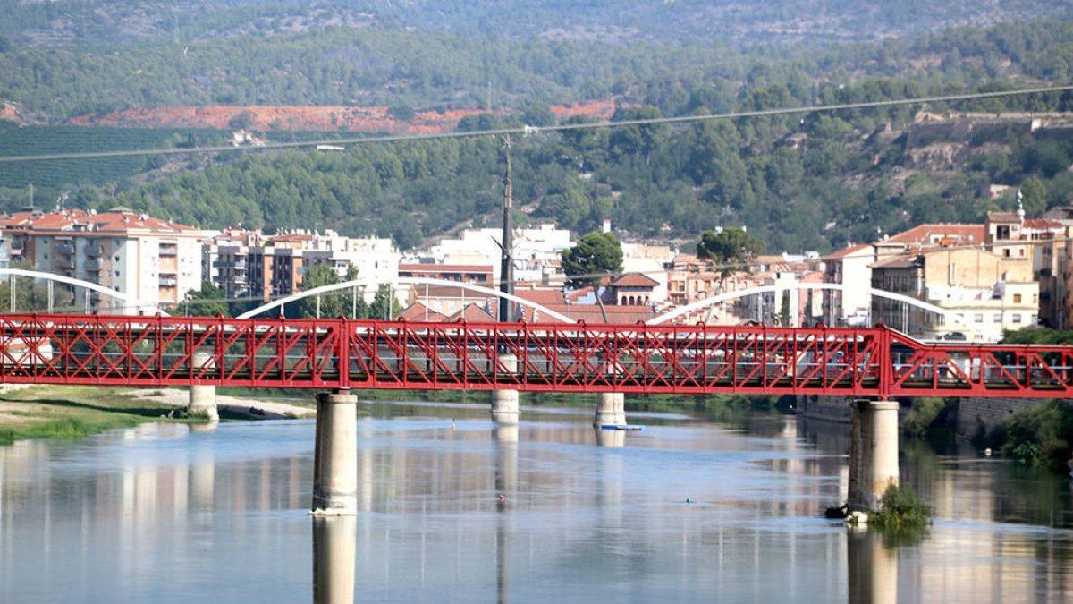 Pla general del riu Ebre amb el pont roig, antic pont de Renfe, el de l'Estat, i el monument franquista al fons. Imatge del 18 d'octubre del 2019