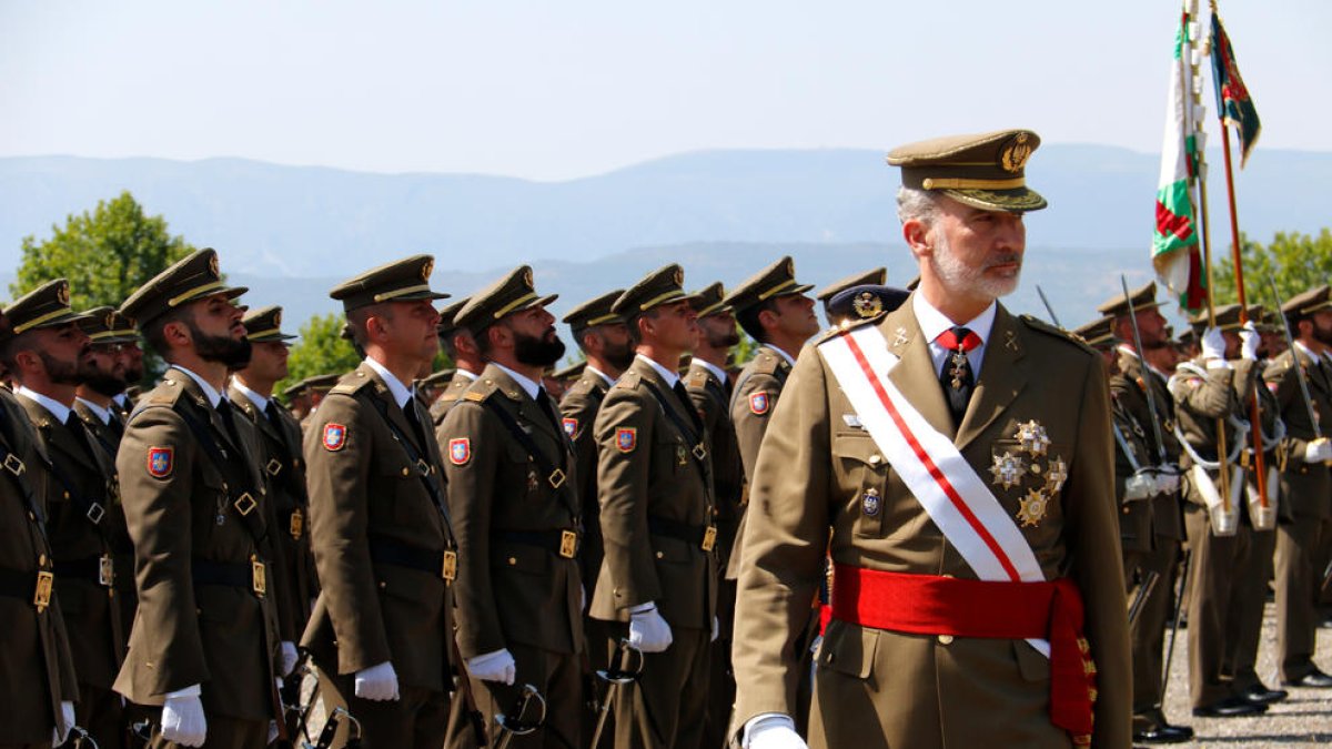 El rei Felip VI a l'entrega de despatxos a l'Acadèmia militar de Talarn.