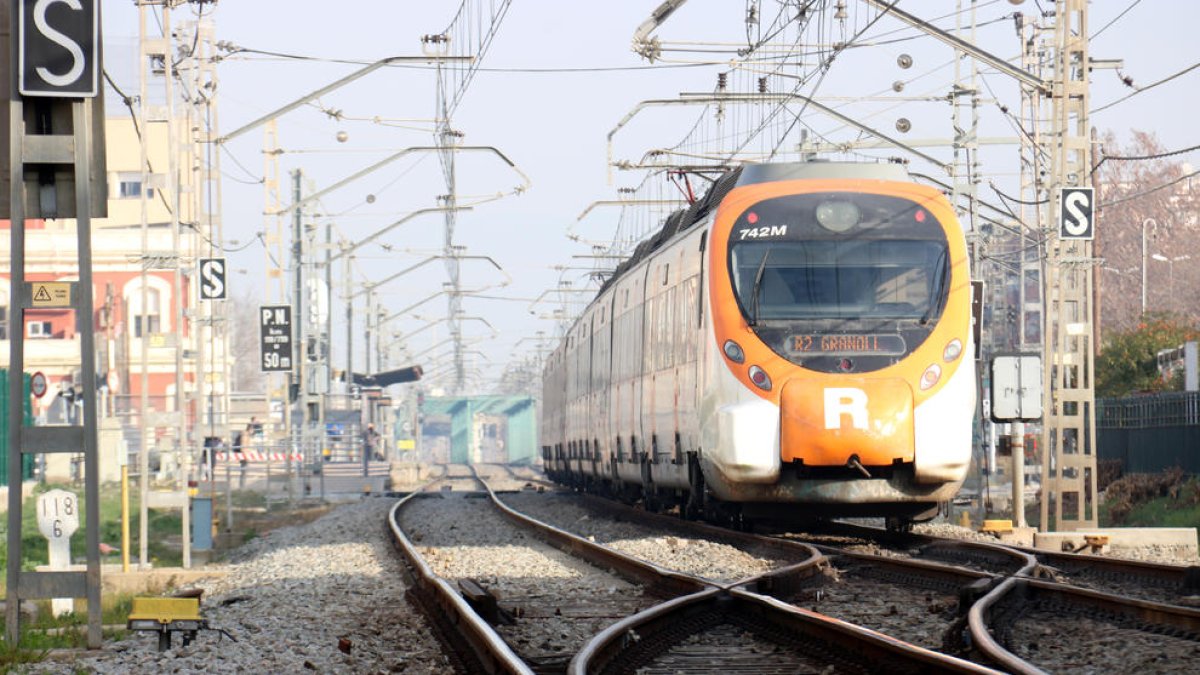 Un tren de Rodalies al seu pas per Montcada i Reixac.