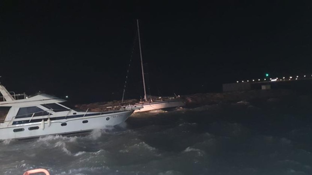 El veler de vuit metres d'eslora es troba a la zona de l'escullera a l'espera de ser remolcat.