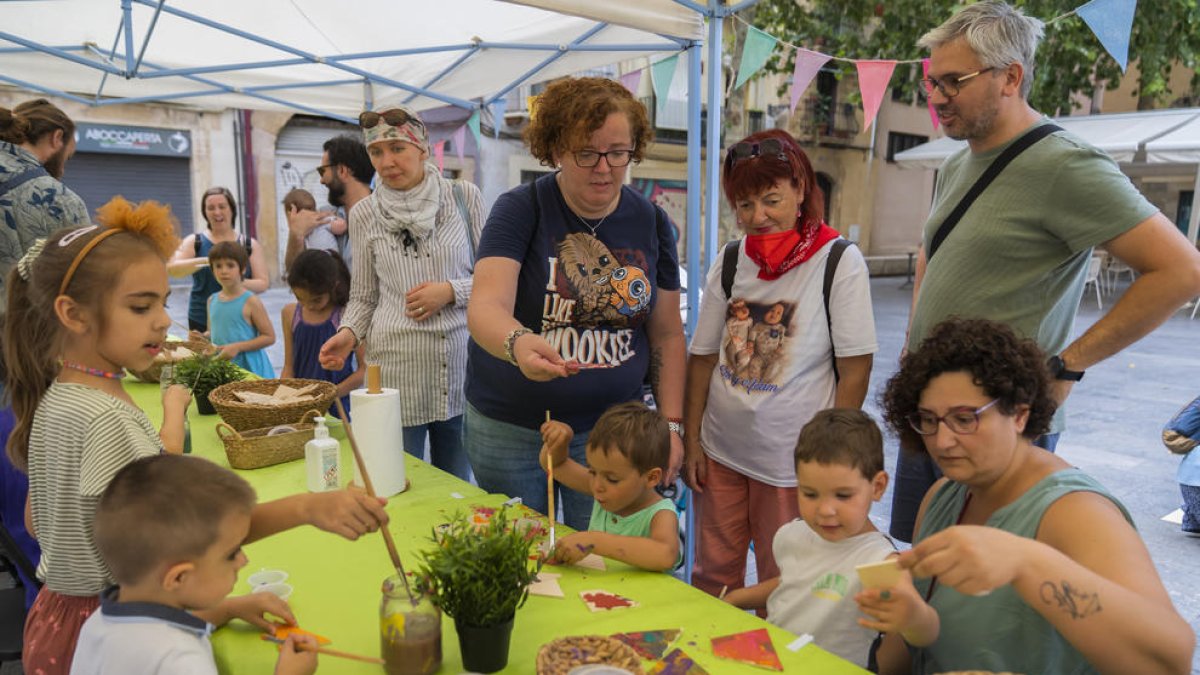 La plaça del Rei es va convertir ahir en un taller de mosaic de trencadís.