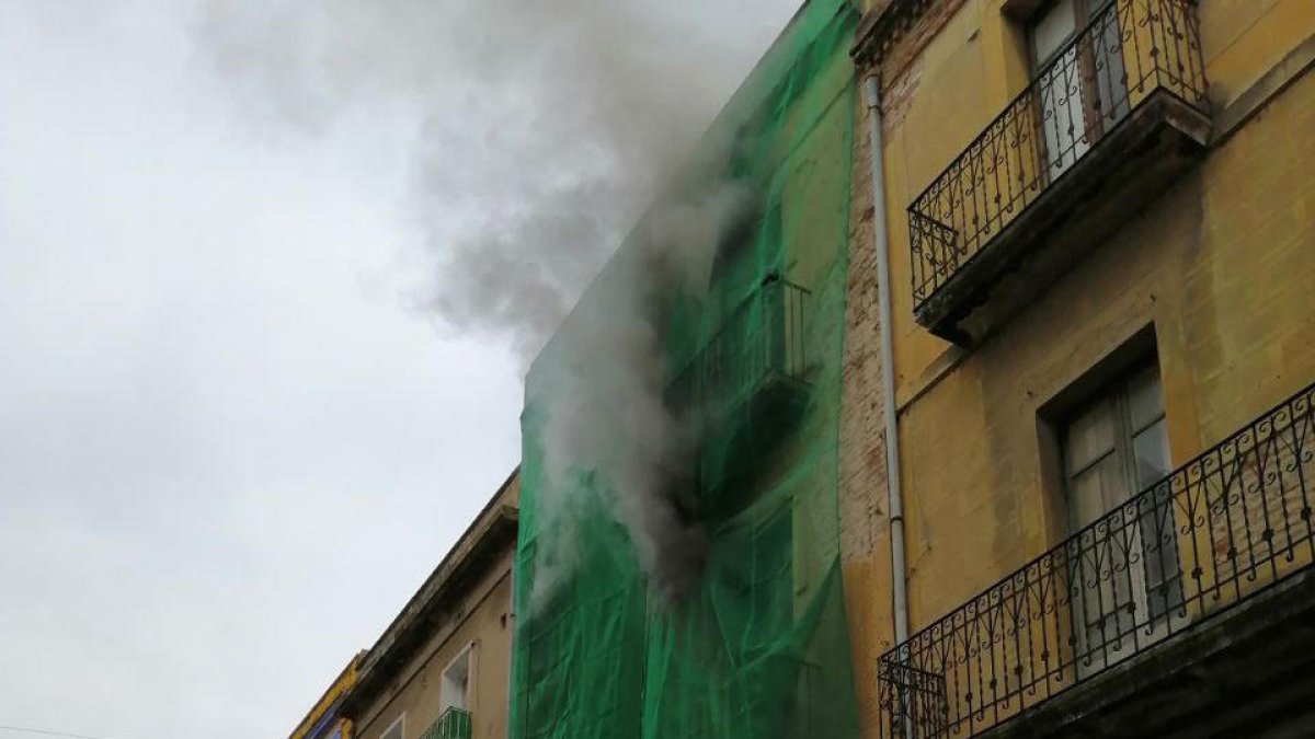 Imatge de l'actuació dels Bombers en l'incendi al pis de Reus.