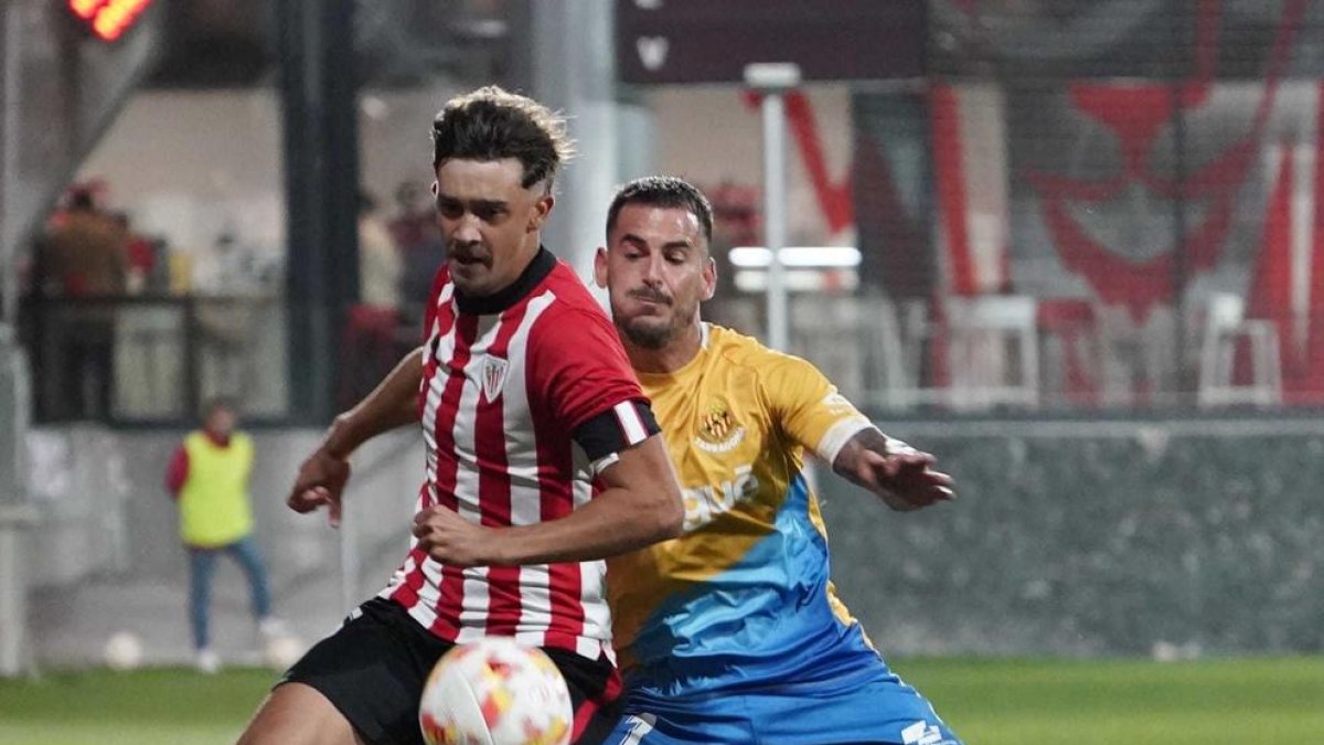 Joan Oriol lluitant contra el jugador basc Luís Bilbao.