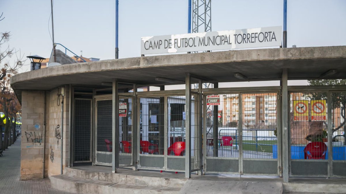 Imatge de la façana del camp de futbol municipal del barri de Torreforta.