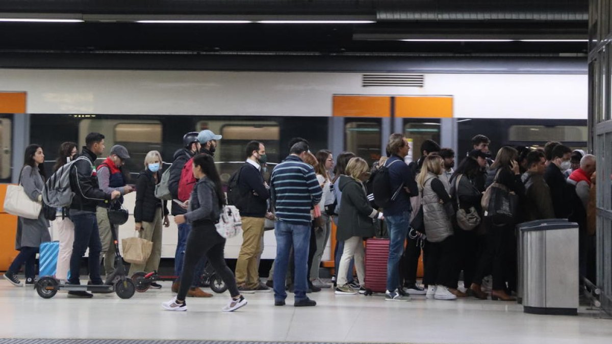 Pasajeros esperando salir de un andén a Sants coincidiendo con la huelga de Renfe convocada por la CGT.