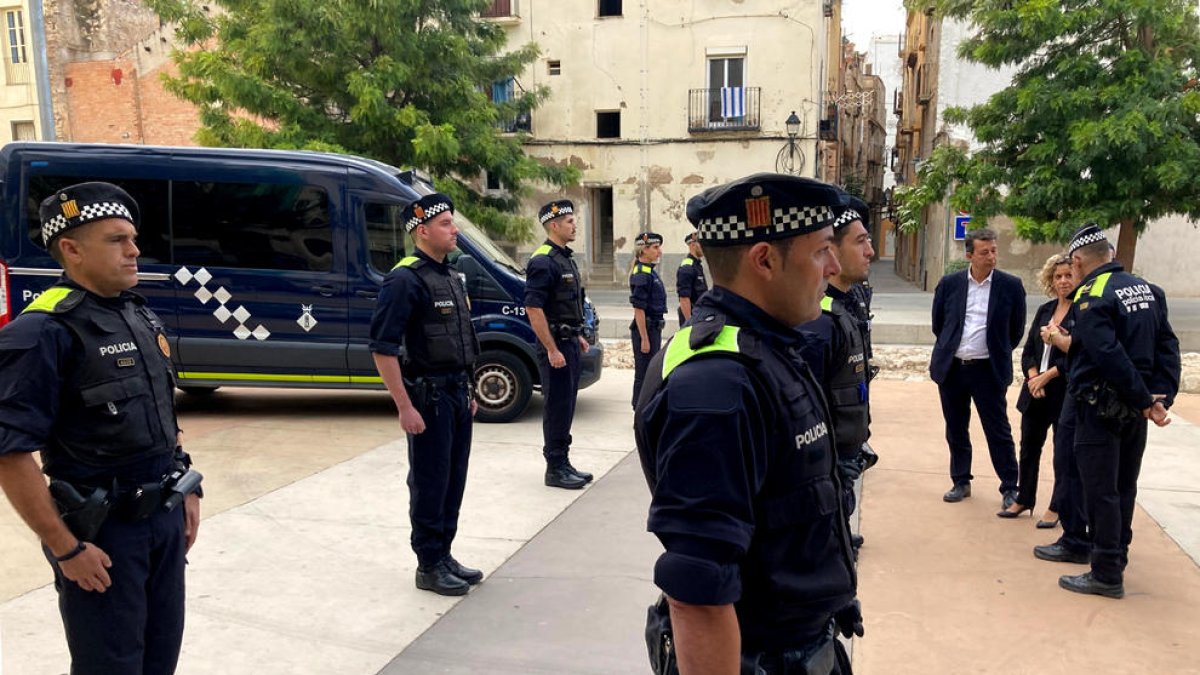 Els nous agents de la unitat GREP de la Policia Local de Tortosa formen davant de l'inspector Jesús Fernández i l'alcaldessa Meritxell Roigé.