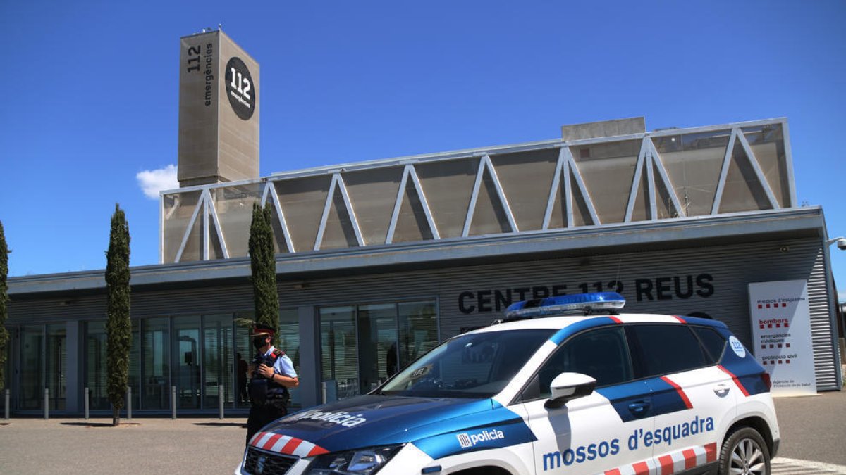 Imatge d'arxiu del centre 112 de Reus amb un vehicle dels Mossos d'Esquadra.