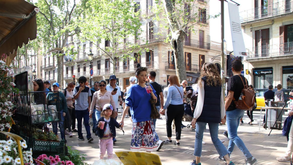 Turistas pasean por la Rambla por Semana Santa.