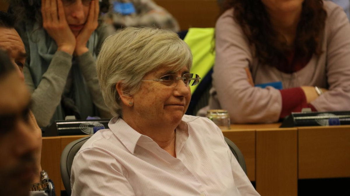 La consellera Clara Ponsatí, destituïda pel 155, al Parlament Europeu, l'1 de febrer del 2018, escoltant la conferència sobre l'1-O