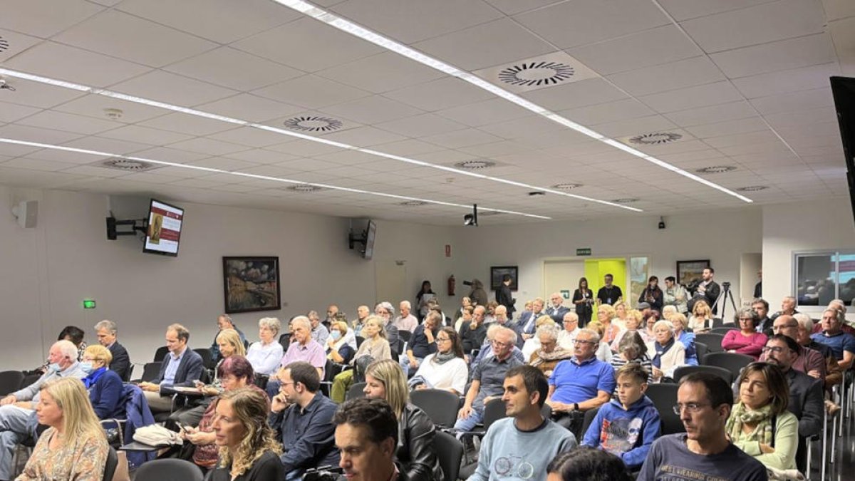 Aula Magna del Campus Terres de l'Ebre de la URV plena de gom a gom en la inauguració del curs acadèmic 2022/2023.