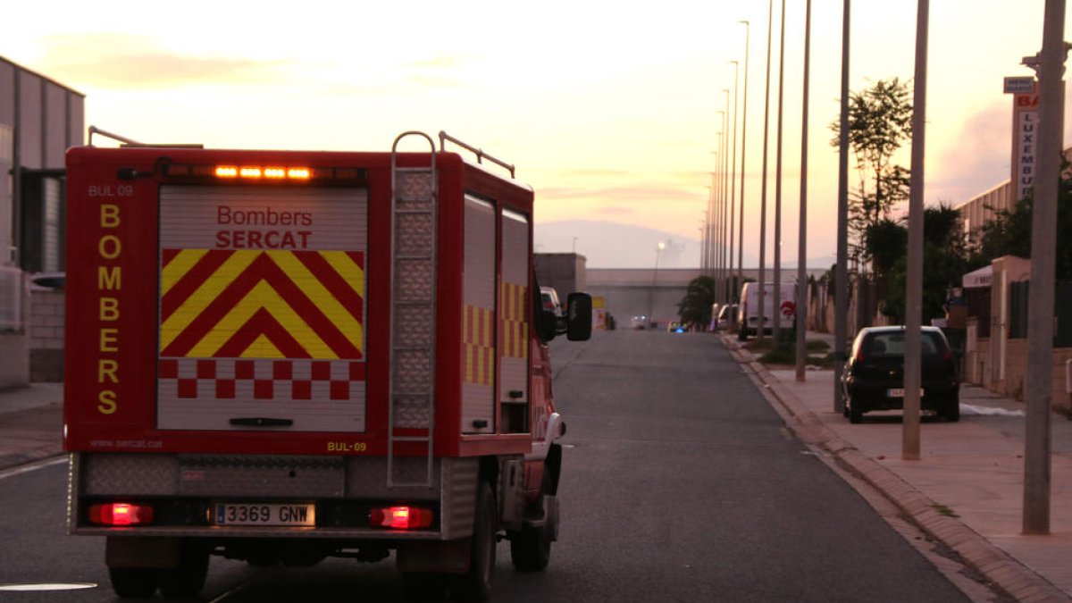 Un camión de Bomberos en el polígono industrial de Constantí durante la activación de la emergencia del Plaseqta.