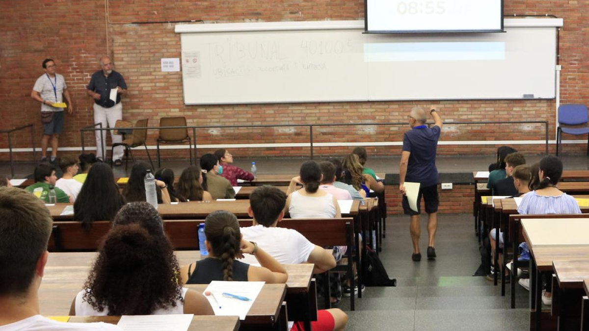 Estudiants a punt de començar el primer examen de la convocatòria de setembre de les PAU a Barcelona.