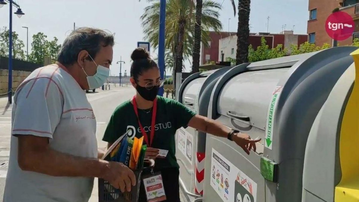 Imatge d'arxiu d'un contenidor de la brossa tancat al barri del Serrallo.