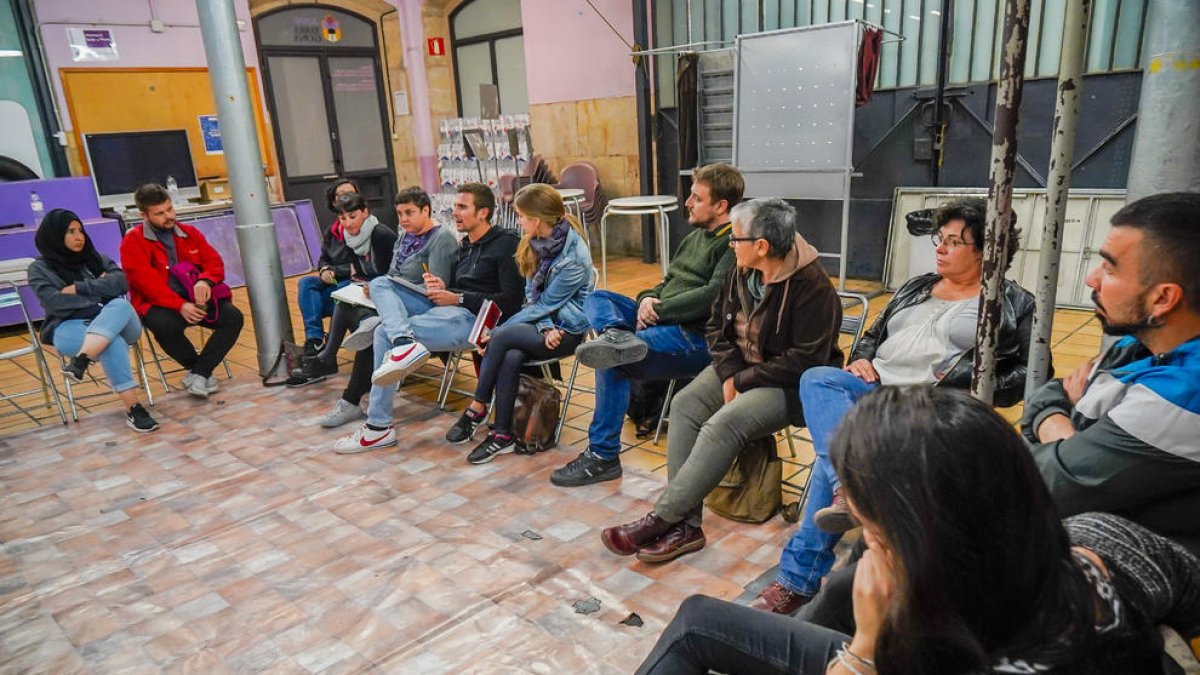 Instant de l'assemblea ahir al local de la Colla Jove dels Xiquets de Tarragona per acabar amb el racisme al barri.