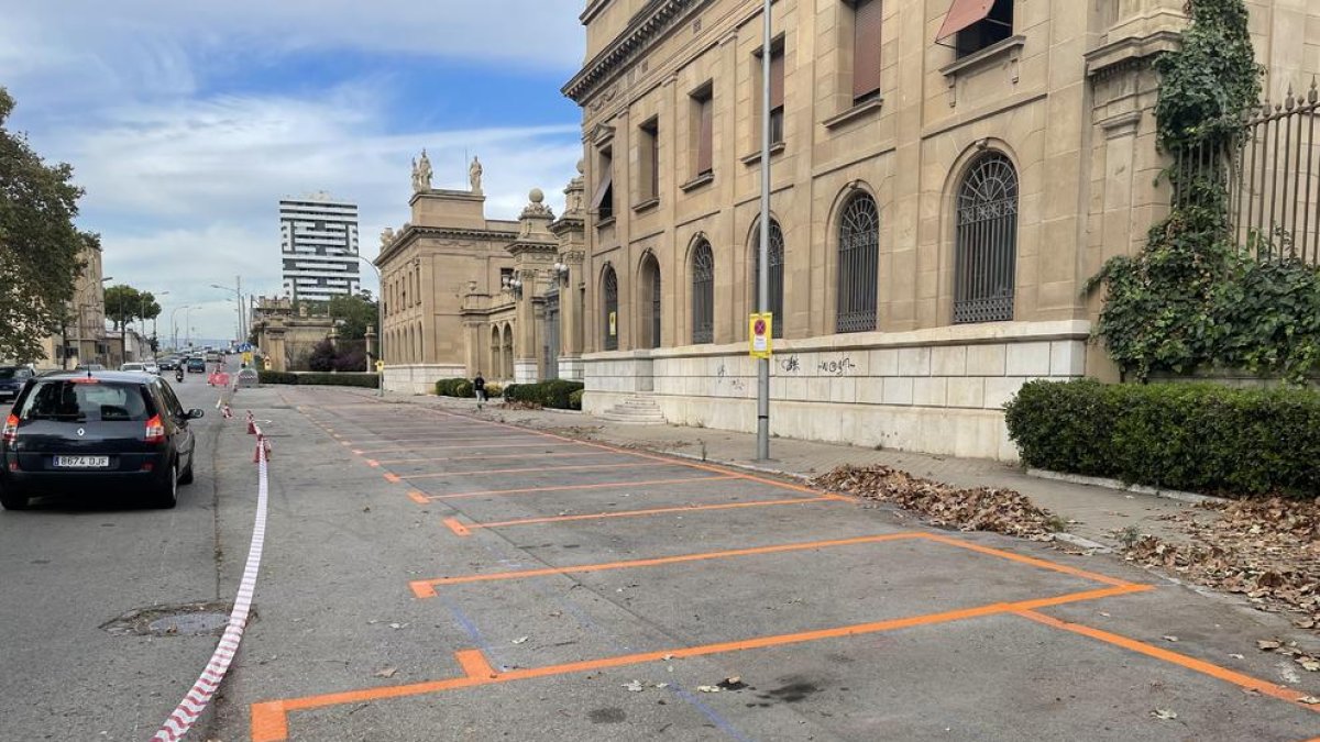 Imatge de la nova zona taronja d'aparcament, abans gratuïta, de davant de la Tabacalera.