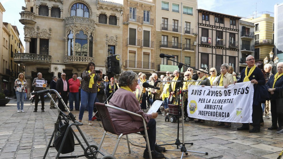 Imatge d'Ester Suazo llegint un relat sobre la història dels Avis i Àvies per la Llibertat, ahir.