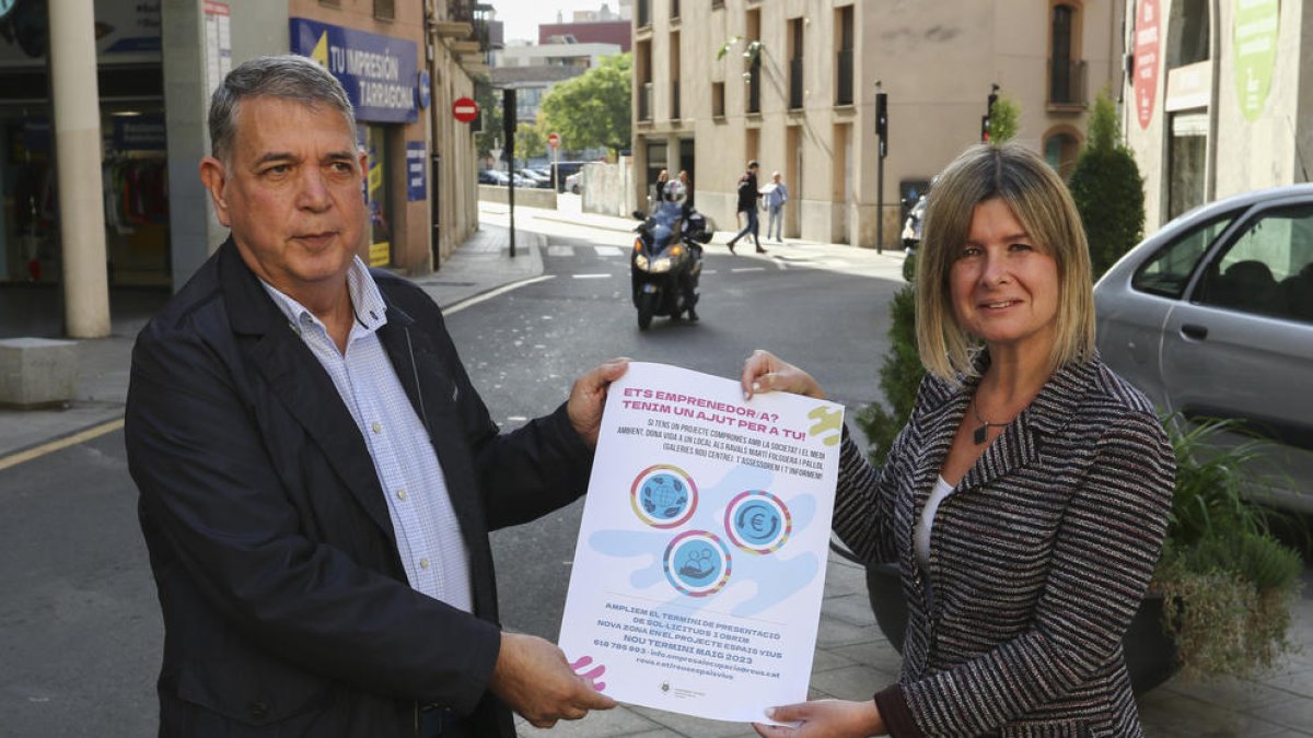 Imatge de Carles Prats i Noemí Llauradó a la plaça de la Sang, on s'ubica un dels locals buits.