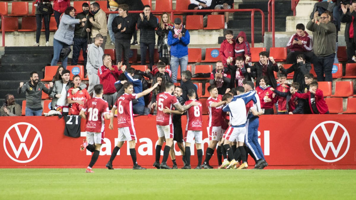 Imatge dels jugadors del Nàstic celebrant el gol de Dani Romera contra el San Fernando.