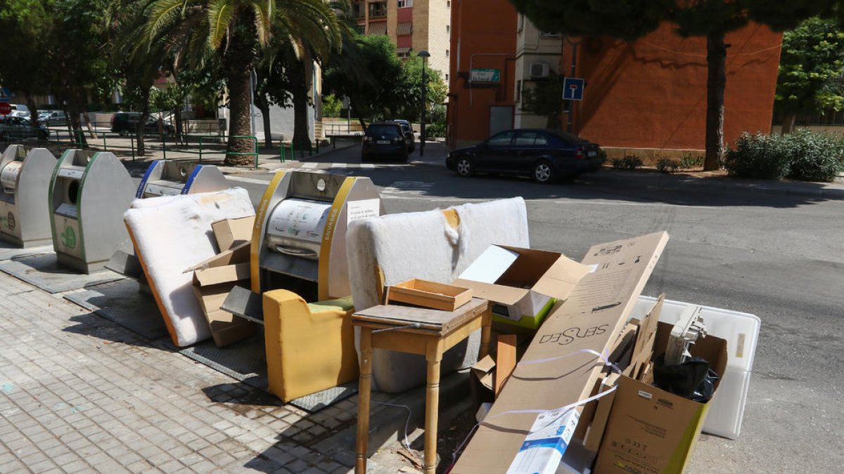 Imatge d'arxiu de residus voluminosos a una illa de contenidors al barri de Campclar.