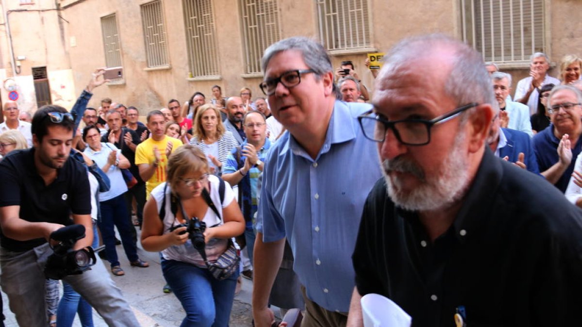 El alcalde de Roquetes, Paco Gas, accediendo al juzgado de Tortosa acompañado de su abogado, Javier Faura.