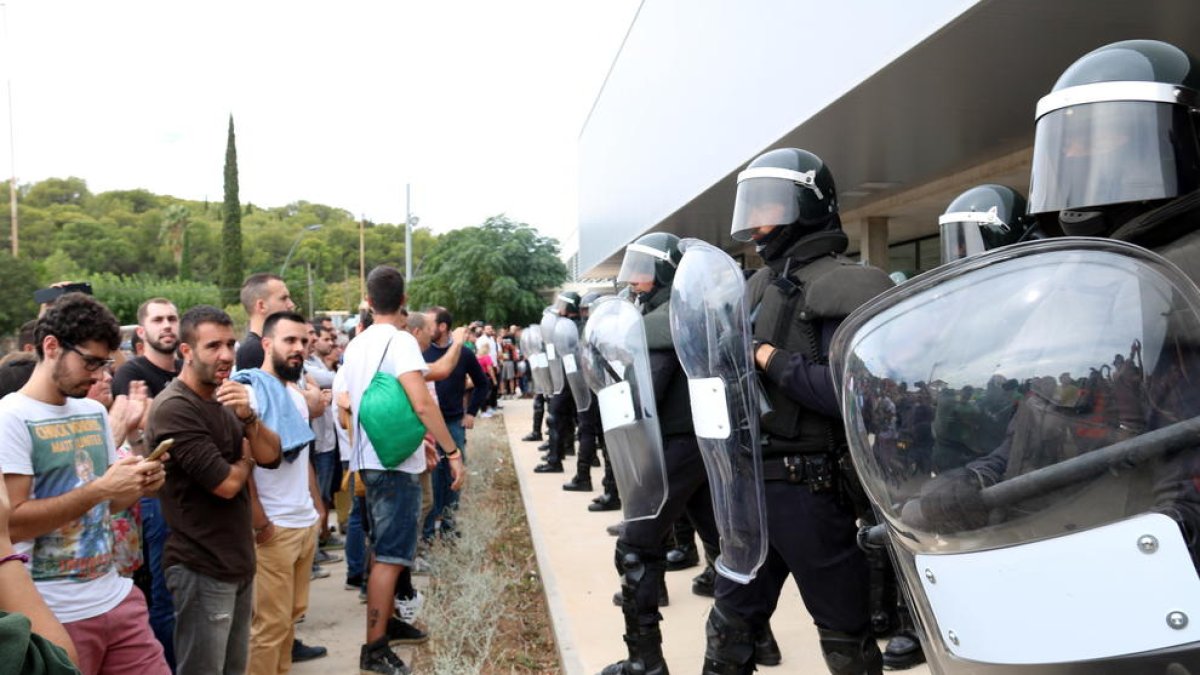 Cordón policial de Guardias Civiles antidisturbios, delante del Pabellón Ferial de Roquetes.