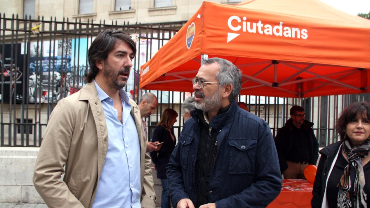 El cabeza de lista de Cs por Tarragona en el Congreso, Sergio del Campo, conversando con el diputado en el Parlament y concejal en Tarragona, Francisco Domínguez.