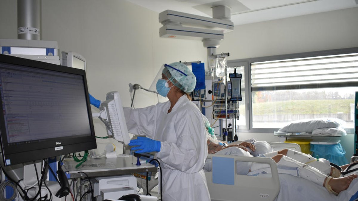 Un paciente con covid en la UCI del hospital Santa Caterina.